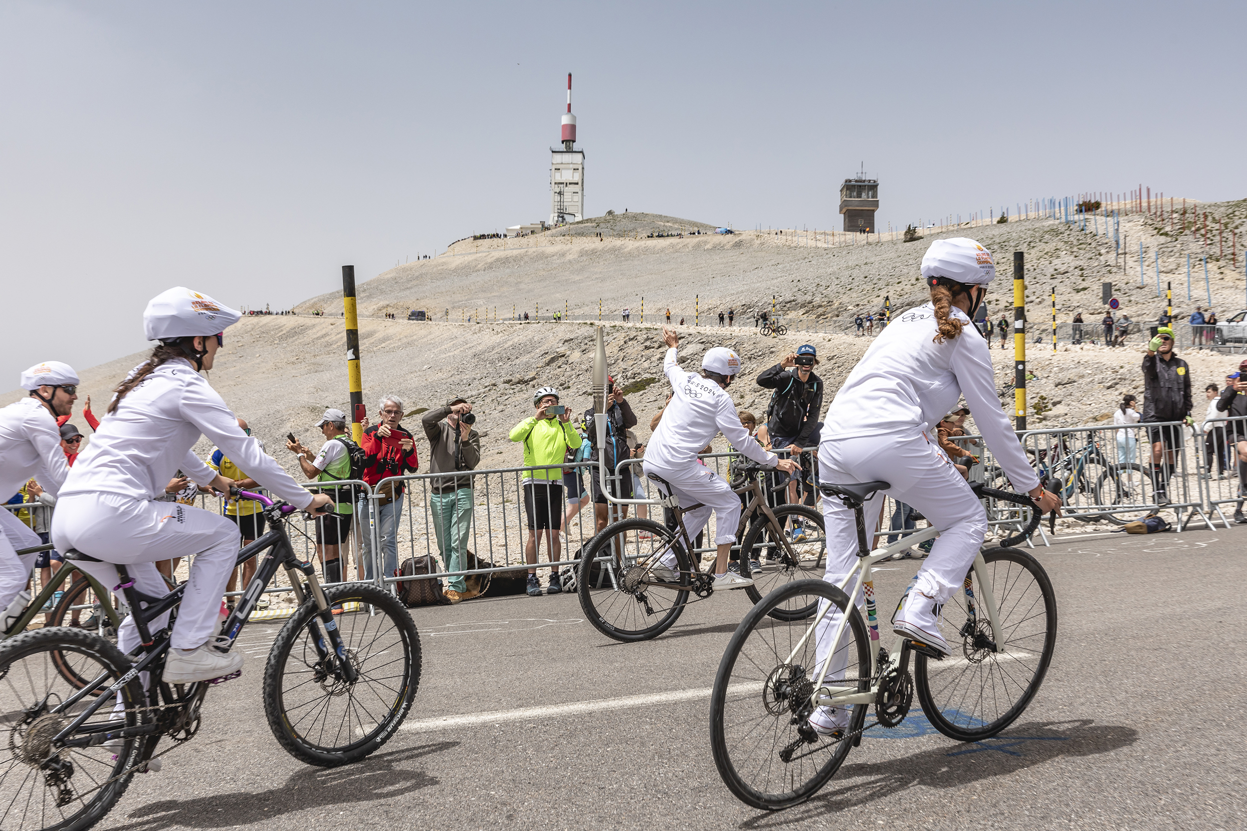 Le relais de la flamme de Paris 2024 est passé par le sommet du Mont Ventoux